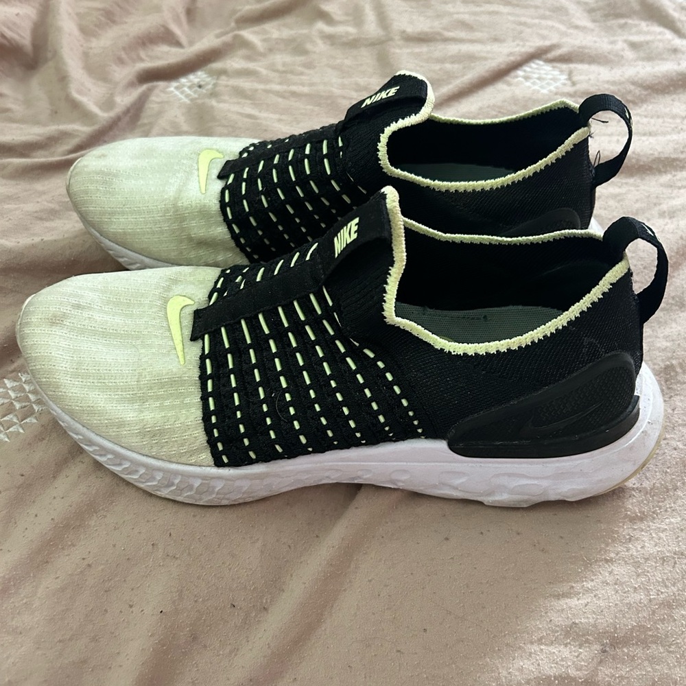NIKE React Phantom Run Flyknit 2 Black Barely Volt Women's